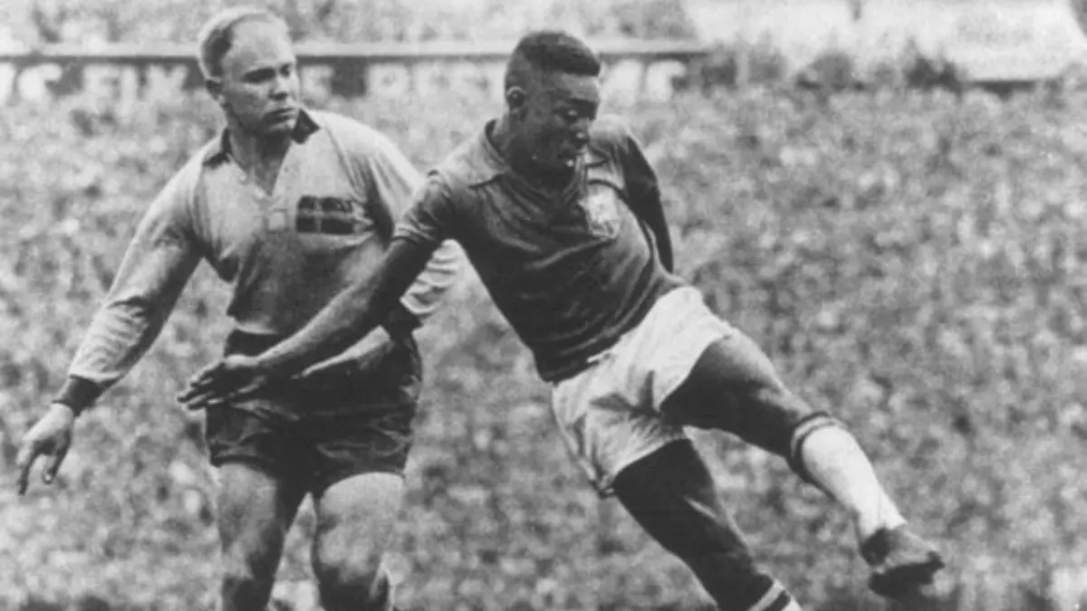SUECIA 1958 - SUECIA. Los suecos fueron los primeros anfitriones en llegar a grandes instancias, esto al jugar la final del torneo ante Brasil. En primera fase vencieron a México y Hungría, además de empatar contra Gales. En Cuartos eliminaron a la URSS y en Semifinales echaron a Alemania Federal.