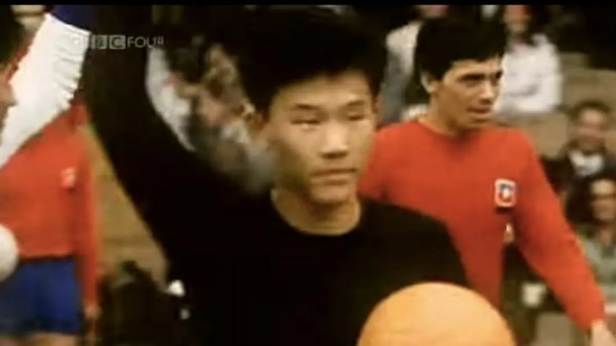 INGLATERRA 1966 - COREA DEL NORTE. Los norcoreanos superaron el Grupo 4 del Mundial con 3 puntos, mismos que obtuvieron tras ganarle a Italia en la última jornada. Su ilusión acabó en Cuartos de Final tras caer 5-3 ante Portugal.