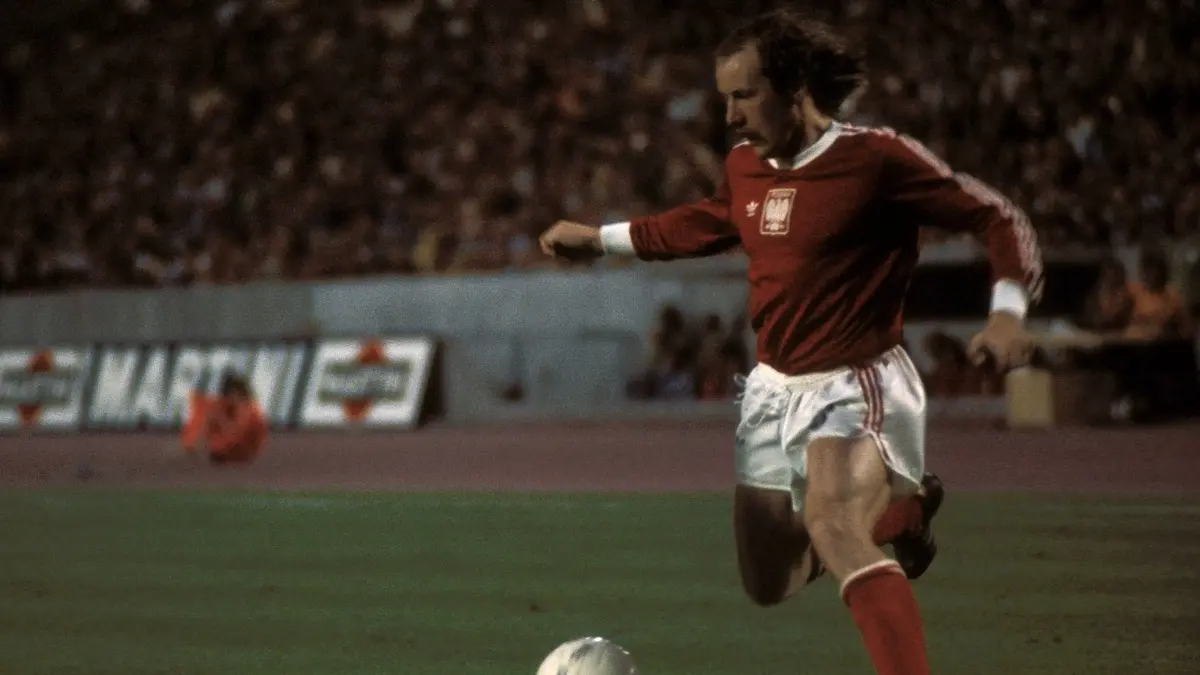 ALEMANIA 1974 - POLONIA. Los polacos superaron la primera ronda de grupos al ganarle a Argentina el sector 4; para la segunda fase perecieron en un grupo extra ante Alemania Federal  aunque en estadísticas finales quedaron en tercer lugar.