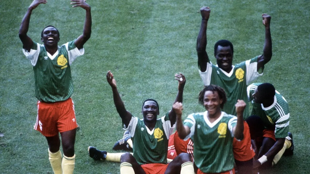 ITALIA 1990 - CAMERÚN. Se trata del primer equipo africano en causar sensación dentro de un Mundial. En Fase de Grupos lideraron el Grupo B por encima de Rumania, Argentina y la URSS. En Octavos eliminaron a Colombia y cayeron en Cuartos ante Inglaterra.
