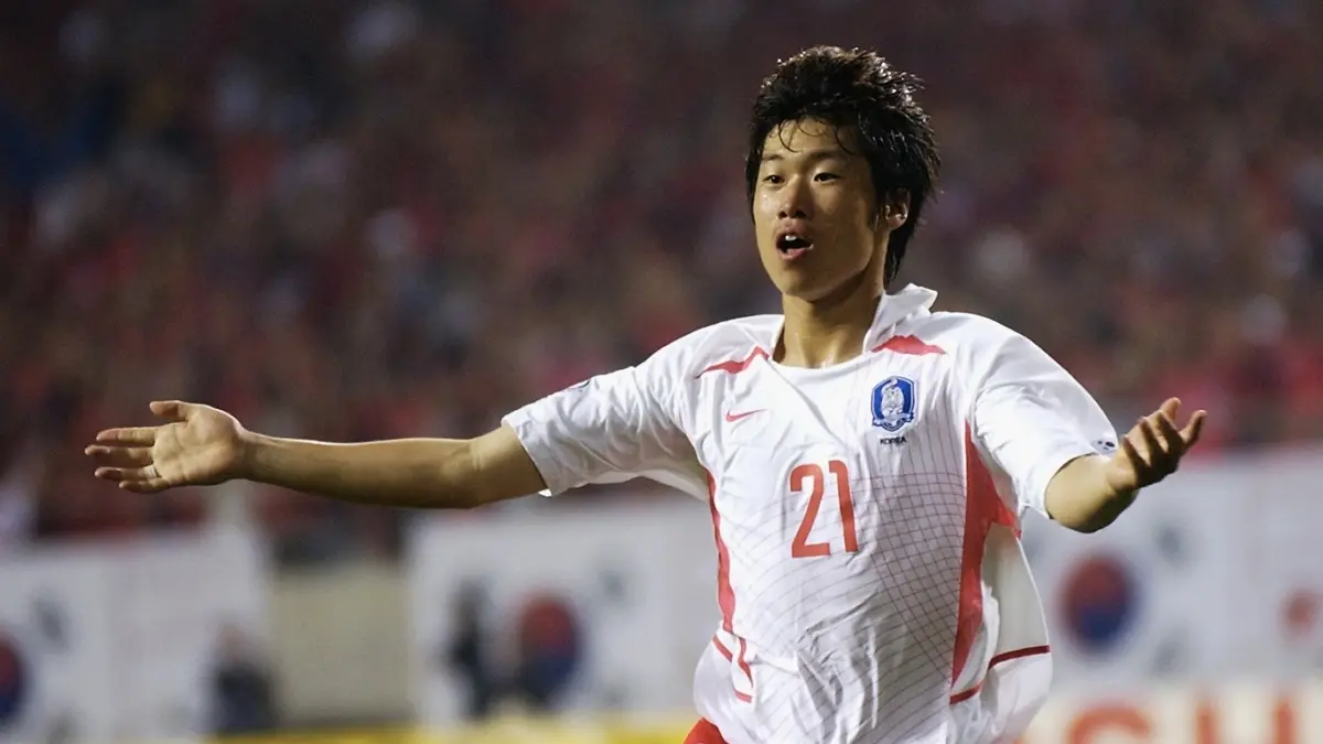 COREA JAPÓN 2002 - COREA DEL SUR Y TURQUÍA. Los turcos avanzaron en el Grupo C junto a Brasil, mientras que Corea lo hizo en la cima del Grupo D por encima de Estados Unidos, Portugal y Polonia. Ambos países llegaron al juego por el tercer lugar, mismo con el que se hizo Turquía. 