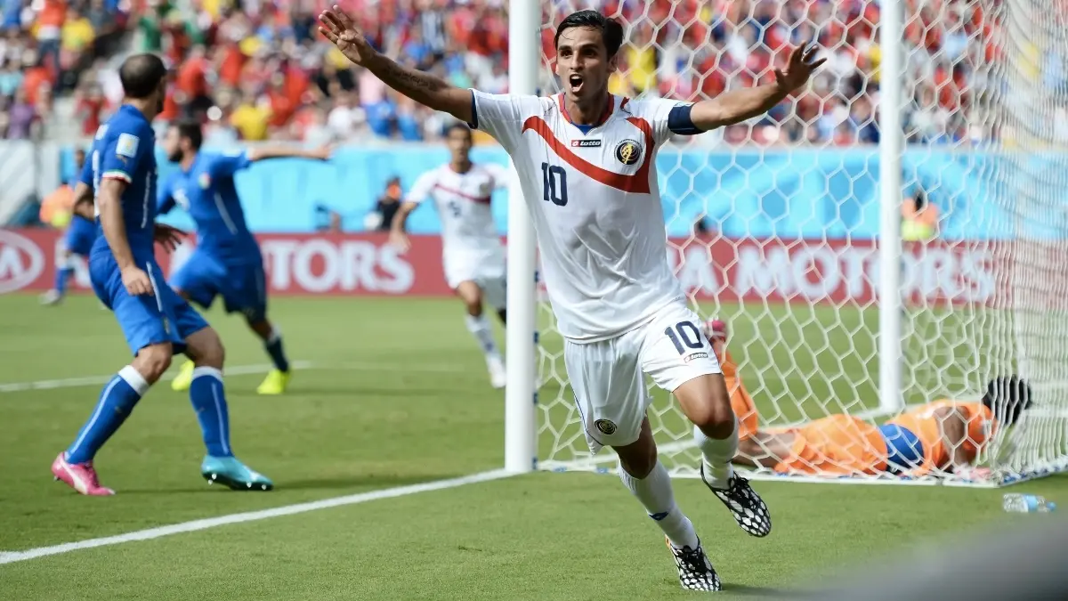 BRASIL 2014 - COSTA RICA. Los 'Ticos' alcanzaron los Cuartos de Final de dicha edición tras ser primeros en el Grupo de la Muerte, venciendo a Uruguay e Italia, además de empatar contra Inglaterra. En rondas decisivas vencieron a Grecia y cayeron ante Países Bajos.