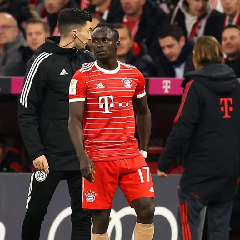 Sadio Mané se lesionó en el partido del Bayern ante el Werder Bremen. Foto: Twitter @FCBayernES
