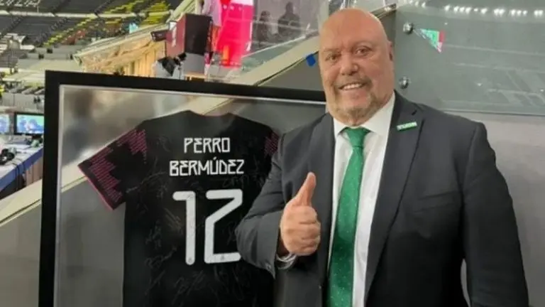 La Selección Mexicana le dio un regaló al Perro, luego de que anunció su retiro de las narraciones. Foto: Archivo Referee.