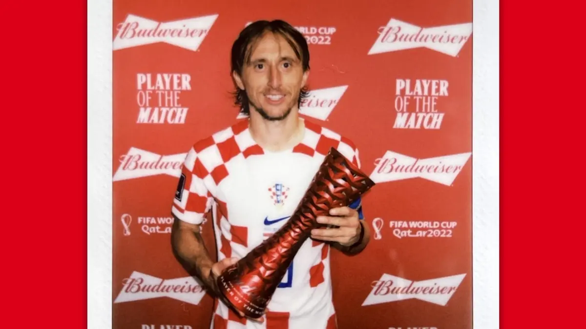 LUKA MODRIC. Se trata del tercer futbolista en recibir dos reconocimientos MVP. El mítico mediocampista croata fue de lo mejorcito en el 0-0 ante Bélgica.