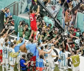 VIDEO: Futbolista de Argentina agrede a trabajador qatarí en festejos tras ganarle a Países Bajos