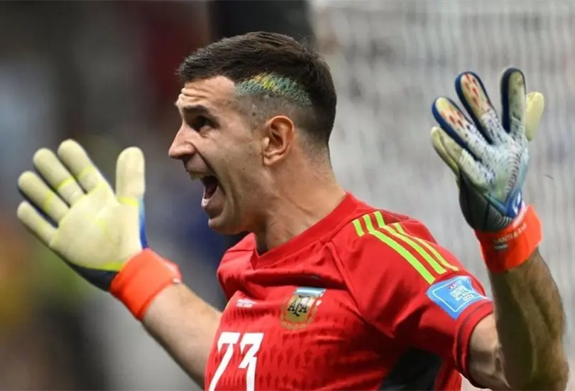 Emiliano Mart&iacute;nez celebra su actuaci&oacute;n en los penales ante Pa&iacute;ses Bajos.