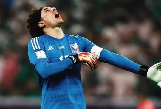 Guillermo Ochoa lamenta una acción durante Qatar 2022.