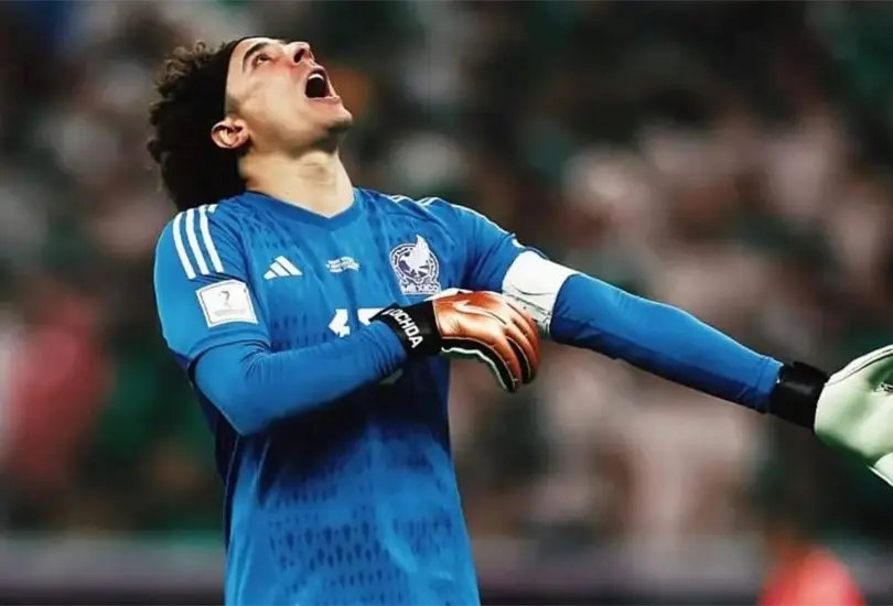 Guillermo Ochoa lamenta una acci&oacute;n durante Qatar 2022.