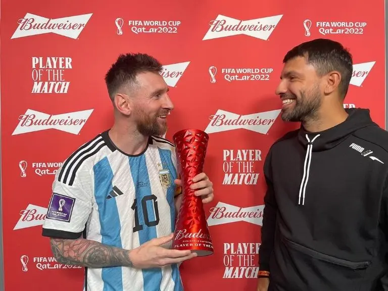 Messi recibió su cuarto MVP de Qatar de manos del Kun - @kunaguero