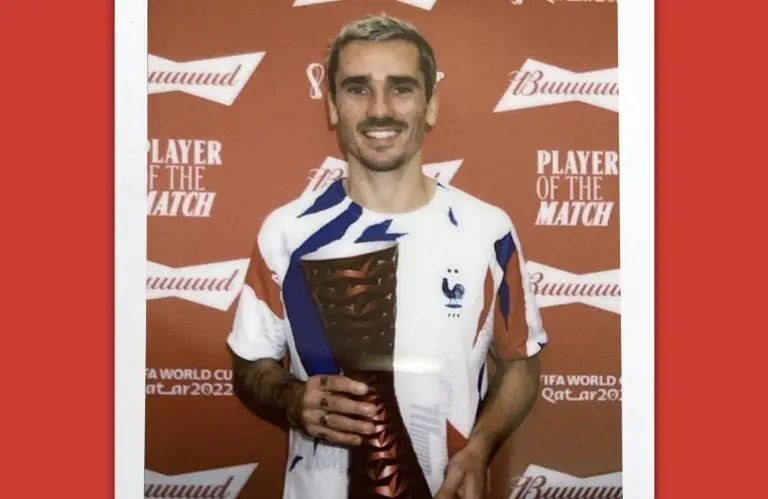 Griezmann y su premio MVP contra Marruecos - @fifaworldcup