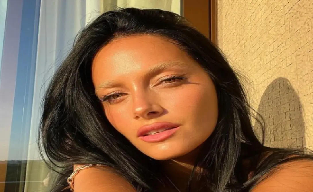 Oriana Sabatini es una modelo y actriz argentina pareja del delantero de la Selecci&oacute;n sudamericana Paulo Dybala, con quien se mud&oacute; a Italia ya que &eacute;l juega en Roma, Oriana recientemente se adentr&oacute; al mundo de la m&uacute;sica y sac&oacute; una canci&oacute;n.