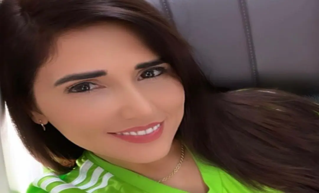 Ella es Mandinha Mart&iacute;nez, esposa del arquero titular argentino 'Dibu' Mart&iacute;nez, dise&ntilde;adora de origen ingl&eacute;s y con quien form&oacute; una familia.