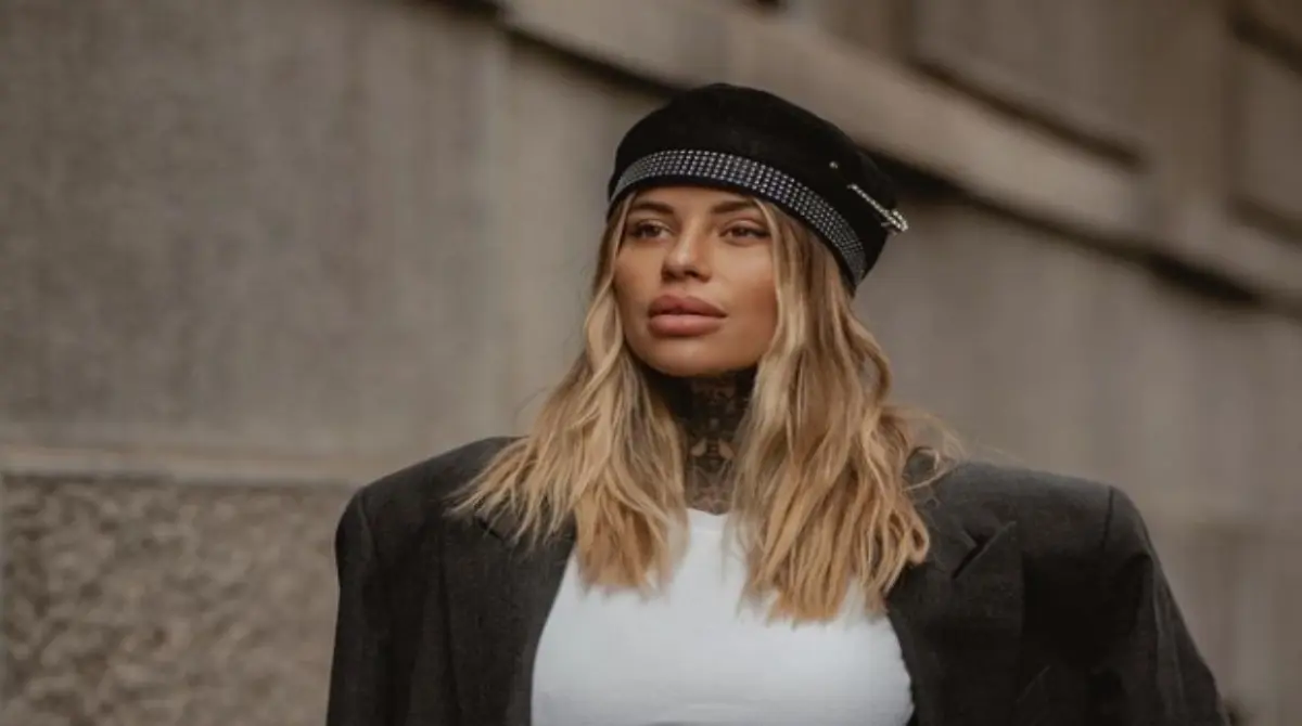 Zoe Cristofoli es la modelo, DJ, y tatuadora pareja del delantero franc&eacute;s Theo Hern&aacute;ndez, es de origen italiano y tiene mucha actividad en redes sociales, desgraciadamente sufri&oacute; un robo en su domicilio antes del Mundial.