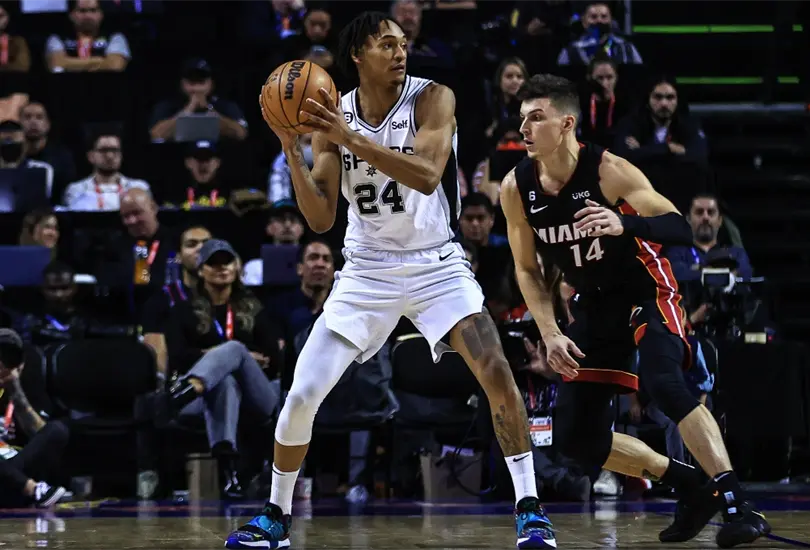 Miami Heat venci&oacute; a San Antonio Spurs en el regreso de la NBA a M&eacute;xico que sufri&oacute; fallas de electricidad. 