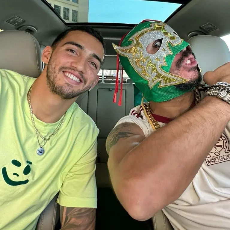 El Escorpión Dorado y Luis Chávez. Foto: Instagram @goldenescorpion