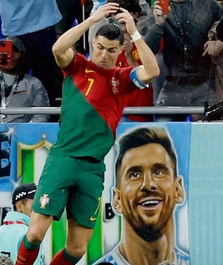 Cristiano Ronaldo celebrando frente al rostro de Messi. @fifaworldcup_es