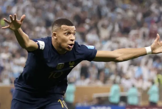 Mbappé celebra el regreso de Francia al partido.