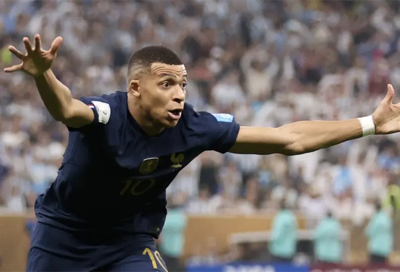 Mbapp&eacute; celebra el regreso de Francia al partido.
