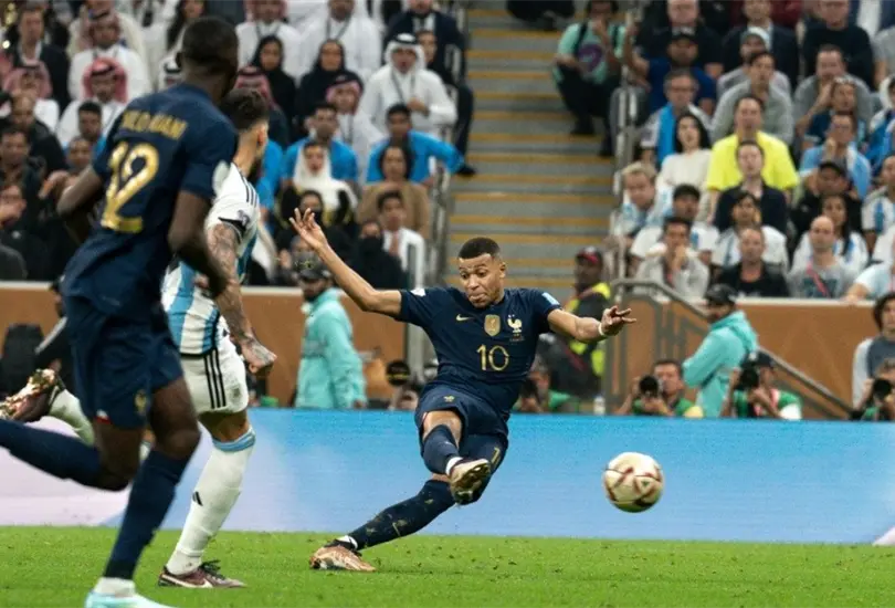 Mbapp&eacute; sum&oacute; otra estad&iacute;stica hist&oacute;rica a su palmar&eacute;s despu&eacute;s de anotar un triplete en una final de Copa del Mundo.