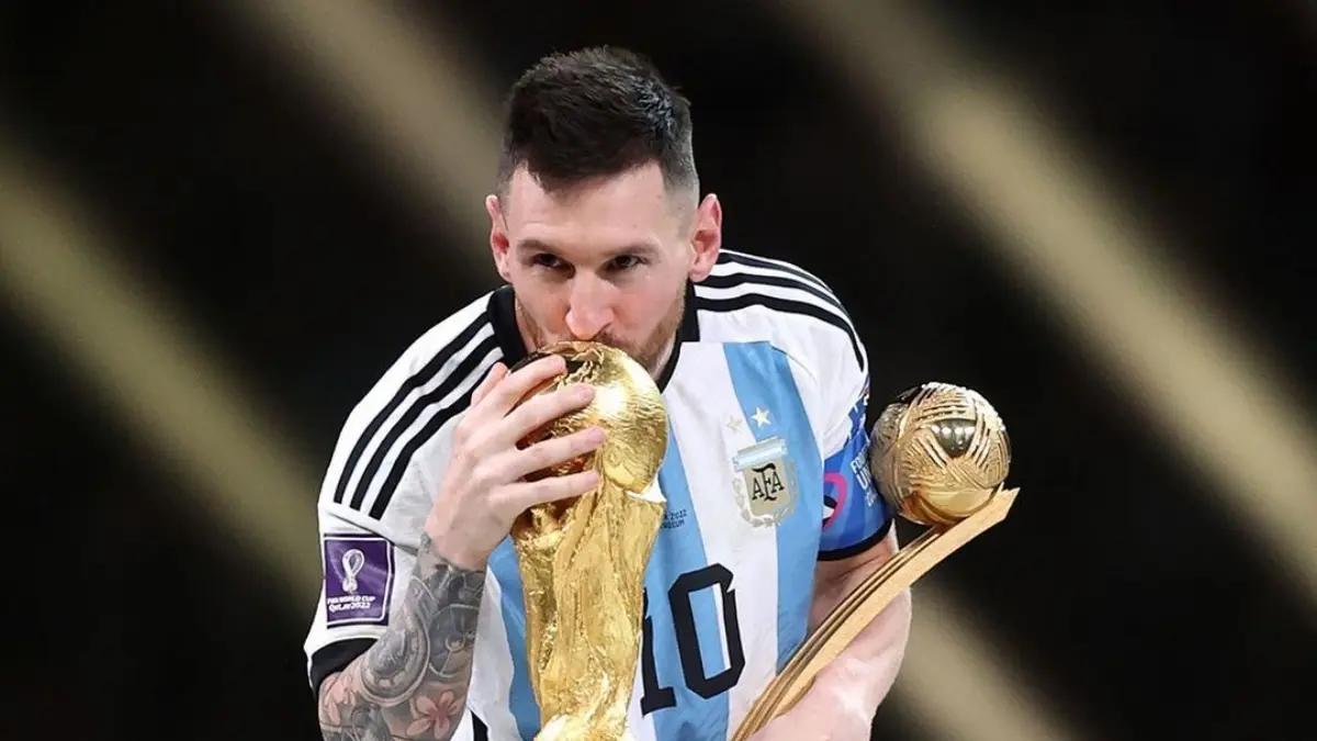 10. LIONEL MESSI - La 'Pulga' es uno de los futbolistas argentinos que jugó todos los minutos posibles del Mundial, consagrándose como Campeón del Mundo y como Balón de Oro del torneo.