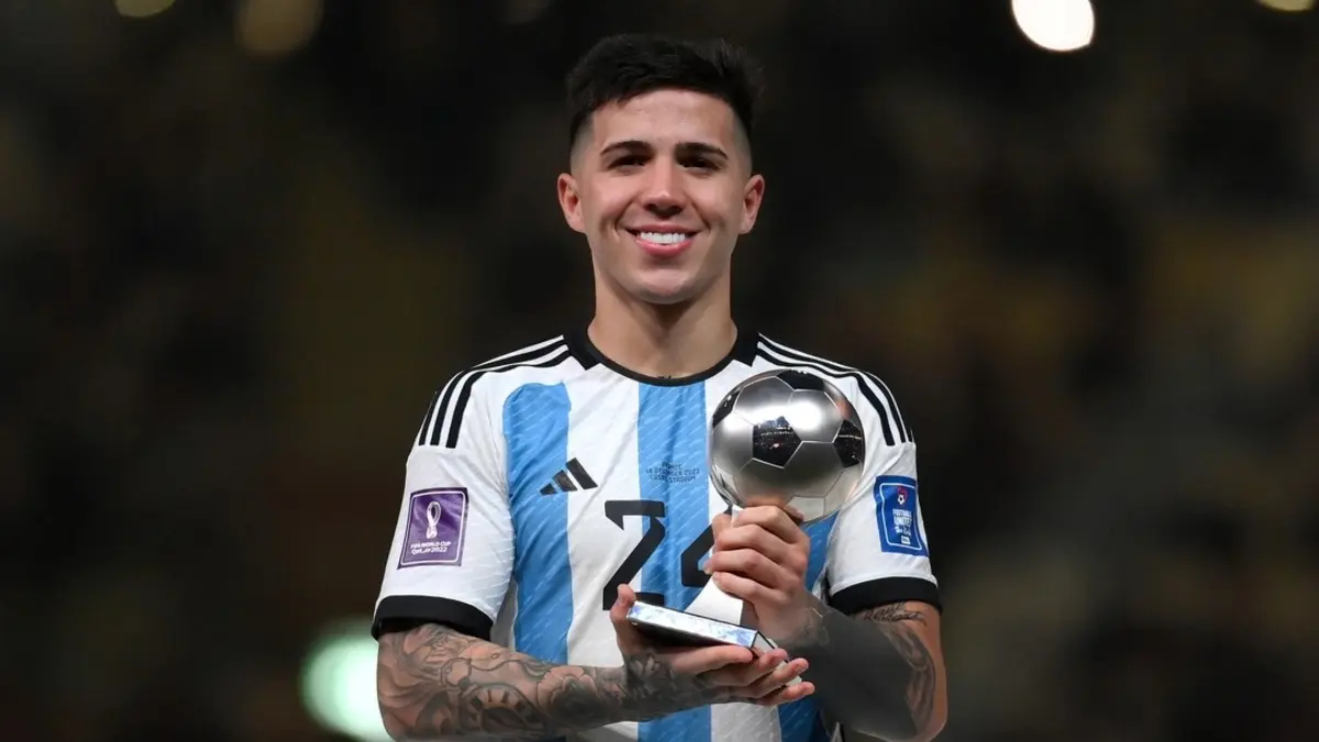 24. ENZO FERNÁNDEZ - El mediocampista de 21 años paso de tener poca experiencia con la 'Albiceleste' a ser nombrado la revelación de Qatar 2022. Jugó un total de 645 minutos en los siete partidos de su selección.