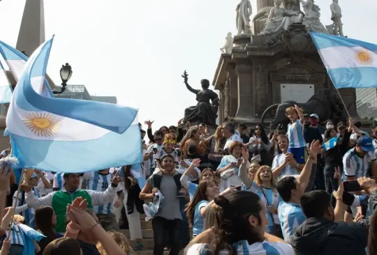 El Ángel de la Independencia se llenó de fans argentinos. 