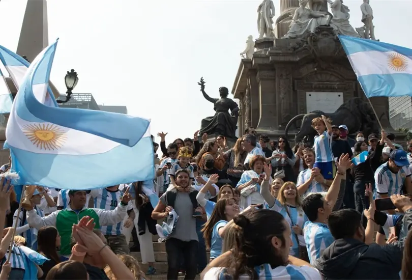 El &Aacute;ngel de la Independencia se llen&oacute; de fans argentinos. 