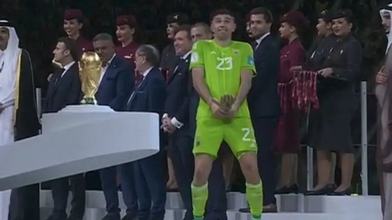 Dibu Martínez tuvo polémica celebración tras ser campeones. Captura de pantalla.