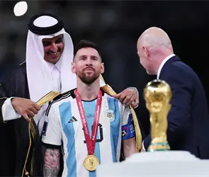 ¿Qué es el bisht? La lujosa prenda qatarí que utilizó Messi y cuánto cuesta en el mercado