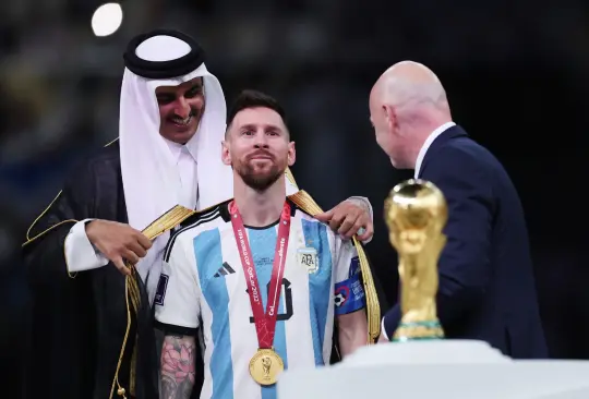 Antes de levantar la Copa del Mundo, Messi recibió una prenda muy popular de Qatar, el bisht 