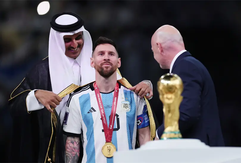 Antes de levantar la Copa del Mundo, Messi recibi&oacute; una prenda muy popular de Qatar, el bisht 