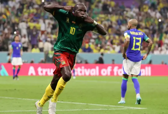 Vincent Aboubakar le dio la victoria a Camerún ante Brasil y fue expulsado por doble amarilla.