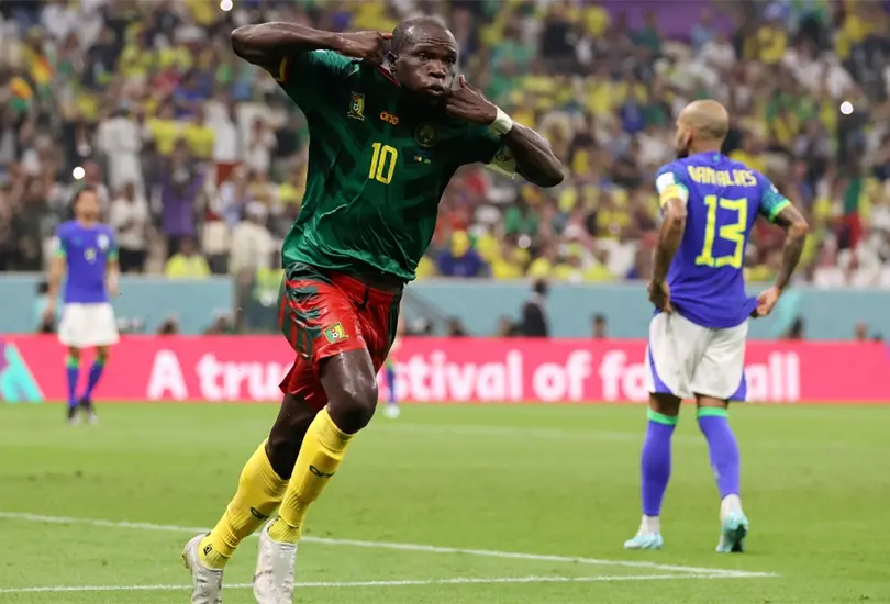 Vincent Aboubakar le dio la victoria a Camer&uacute;n ante Brasil y fue expulsado por doble amarilla.