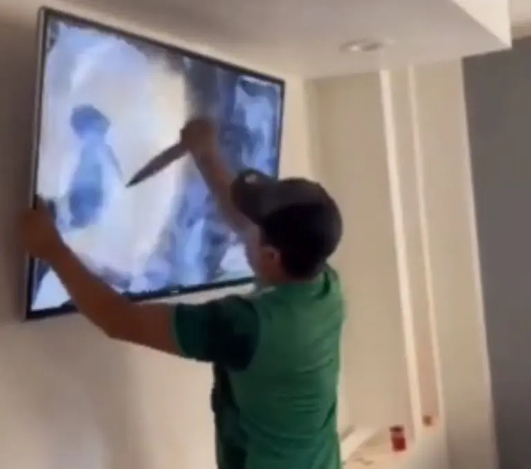 El aficionado rompió su pantalla de TV por el resultado de México. Foto: Captura de pantalla.