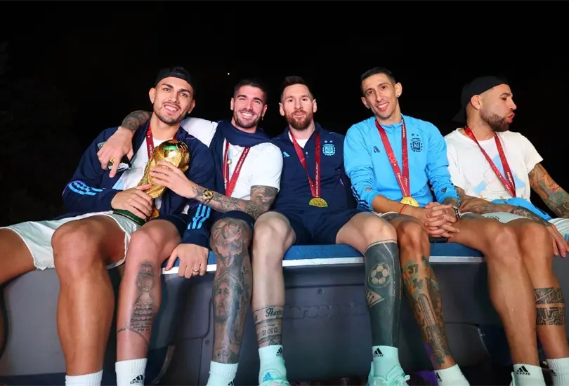Lionel Messi casi pierde la Copa del Mundo en la celebración de Argentina Lionel Messi casi pierde la Copa del Mundo en la celebración de Argentina