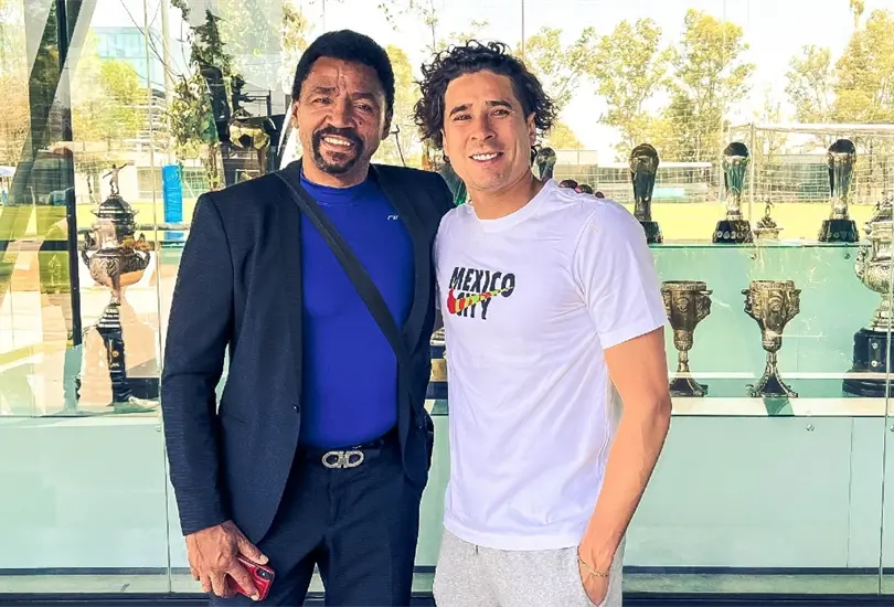 Adrián Chávez felicitó a Guillermo Ochoa por regresar al futbol de Europa Adrián Chávez felicitó a Guillermo Ochoa por regresar al futbol de Europa