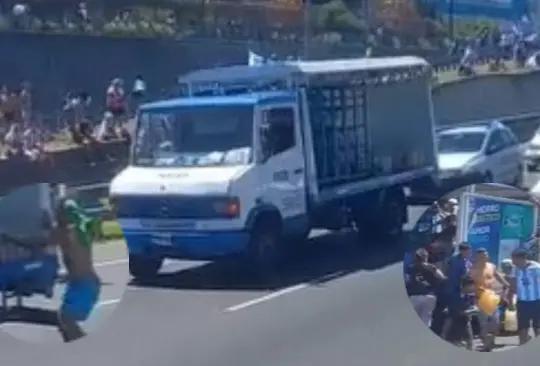 Una refresquera perdió sus productos, luego de que algunos fans se robaron la mercancía que transportaba uno de sus camiones.