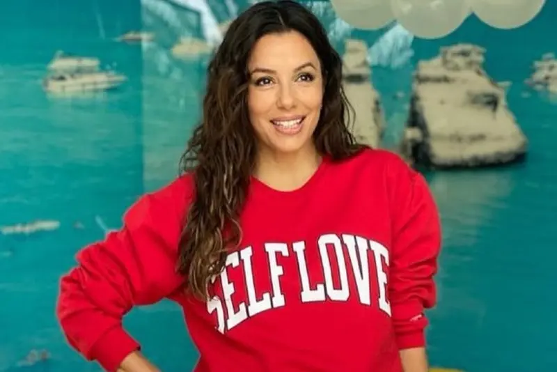 Eva Longoria: La actriz ganó reconocimiento por salir en la serie de televisión, "Esposas desesperadas", y es una fanática de hueso colorado de varios equipos deportivos, incluido dos de futbol que es dueña.