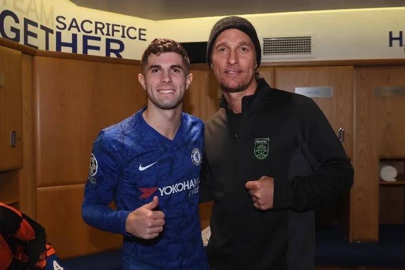 Matthew McConaughey: Reconocido por llevarse el Premio Oscar en 2014 por su actuación en la película "El club de los desahuciados" (Dallas Buyers Club es el título en inglés), el actor estadounidense se hizo fanático del futbol por su esposa, Camila Alves.