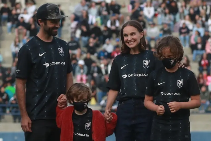 Natalie Portman, Eva Longoria, Jessica Chastain, Jennifer Garner y América Ferrara encabezaron este proyecto que pondrá un equipo femenil de futbol en la ciudad de Los Ángeles, California, Estados Unidos.