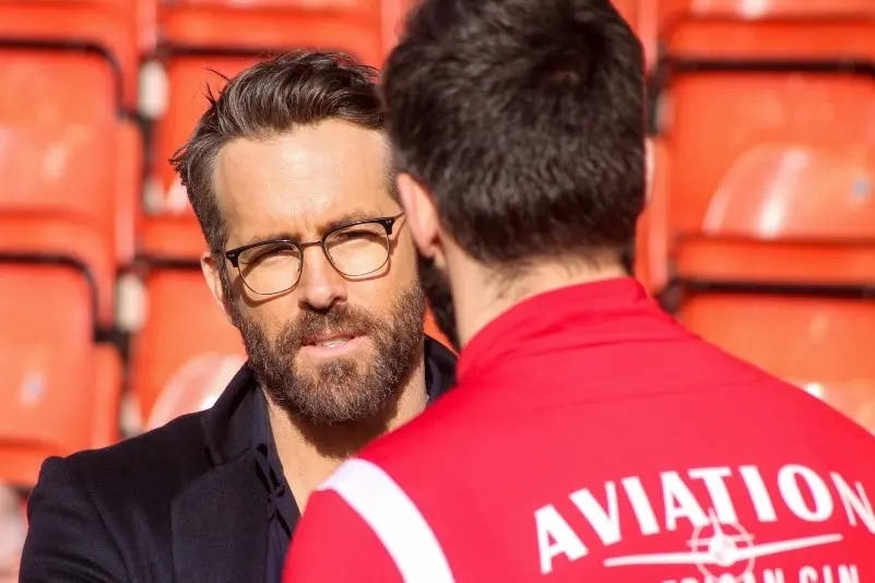 Ryan Reynolds: En un movimiento que sorprendió a propios y extraños, Ryan Reynolds y Robert McElhenney, amigo del actor, compraron a uno de los clubes de futbol y deportivos más viejos de la historia, el Wrexham AFC.