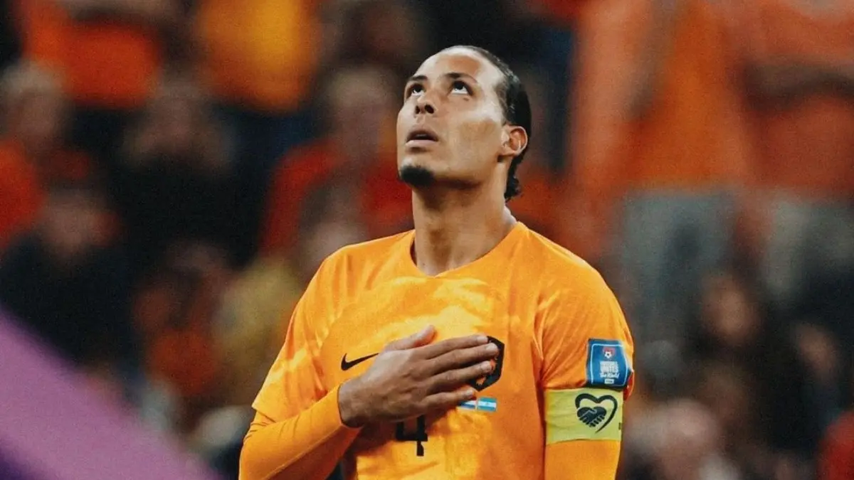 VIRGIL VAN DIJK. El central de los Pa&iacute;ses Bajos no mantiene relaci&oacute;n alguna con su padre puesto que se olvid&oacute; de su crianza y la de sus hermanos, por tal motivo opt&oacute; por estampar su nombre.