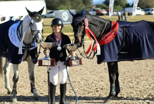 Emily demostró su afición por la equitación desde pequeña y actualmente ya participa en competencias.