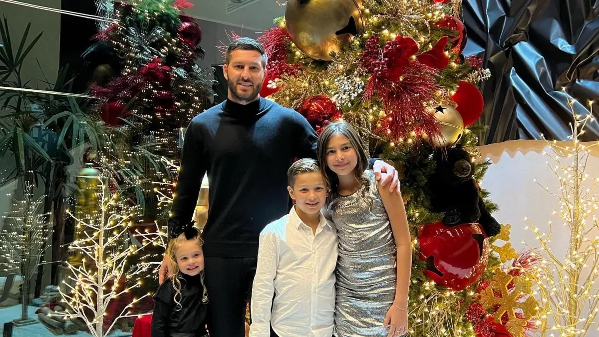 Andr&eacute;-Pierre Gignac vivi&oacute; la Navidad de 2022 junto a sus peque&ntilde;os hijos bajo su &aacute;rbol con combinaci&oacute;n rojo y dorado.
