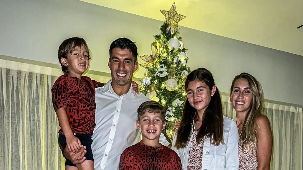 Luis Su&aacute;rez, futbolista que estuvo en la &oacute;rbita de Cruz Azul, pas&oacute; Navidad en Uruguay junto a su esposa y sus tres hijos.