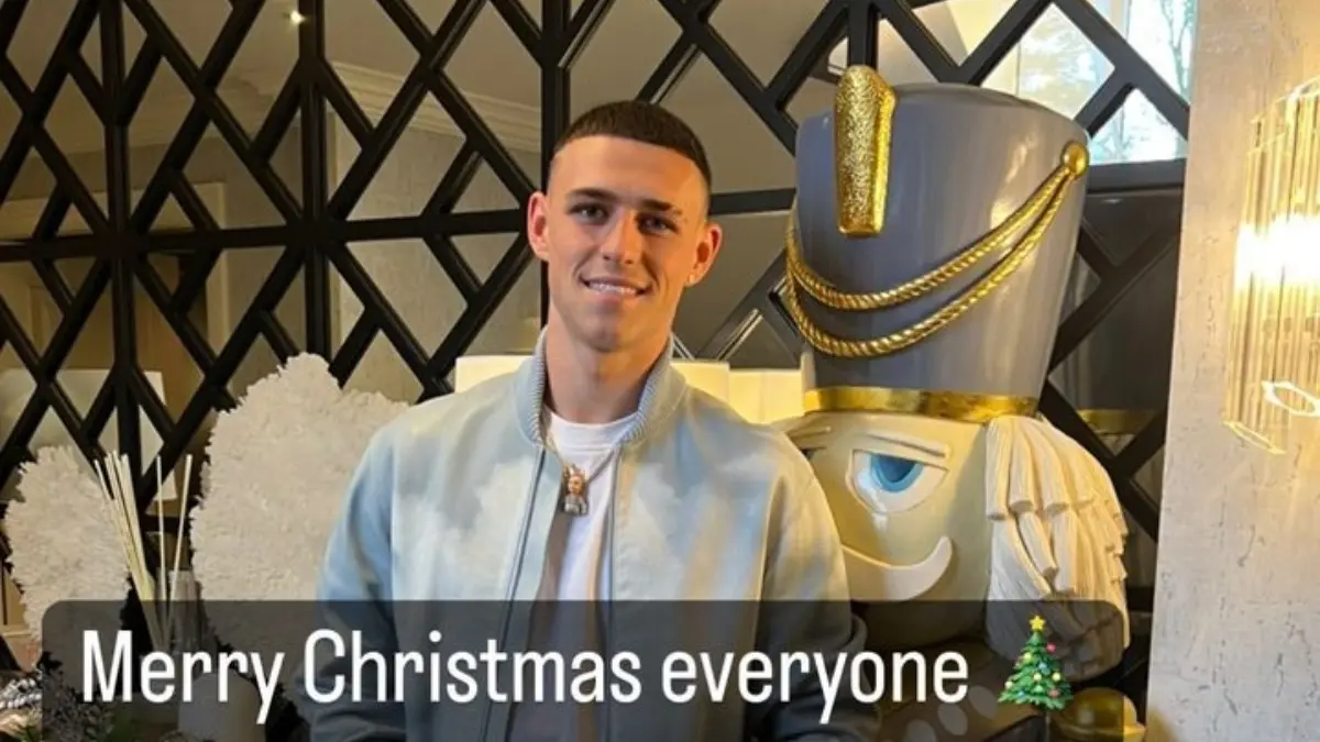 Phil Foden felicit&oacute; a todos sus seguidores a trav&eacute;s de su cuenta de Instagram, posando junto a un soldado de juguete.
