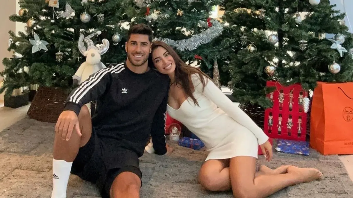 El futbolista del Real Madrid, Marco Asensio, pos&oacute; debajo de su arbolito de Navidad junto a su prometida, Sandra Garal.
