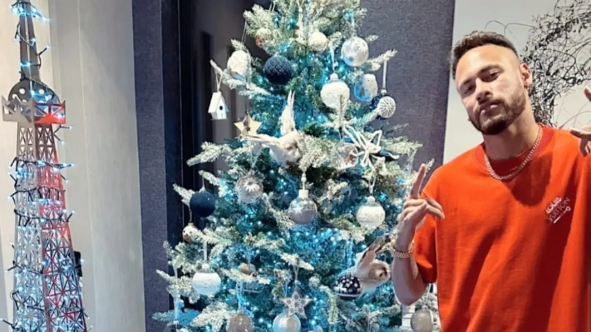 Neymar hizo lo propio esta Navidad junto a su pino color azul y plata, esto mientras se encontraba vestido con una camiseta roja.