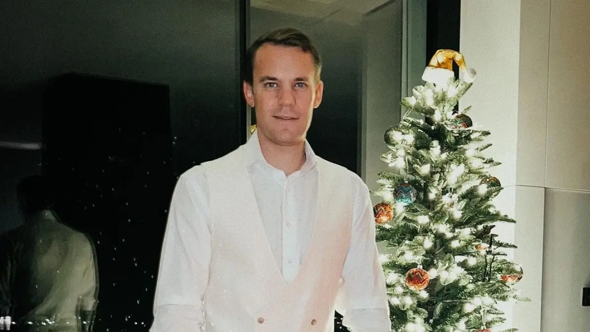 Manuel Neuer pas&oacute; Navidad en muletas debido a una operaci&oacute;n en la parte inferior de la pierna derecha.